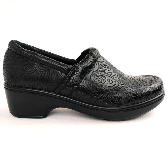 NWOT Yuü 'Bethanee' Black Tooled Faux Leather Clogs Sz. 6 - Picture 5 of 11